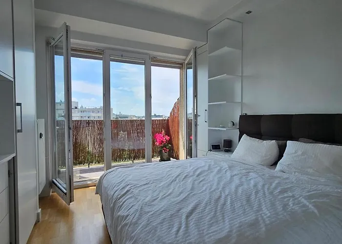 In The Center With Skyline Apartment